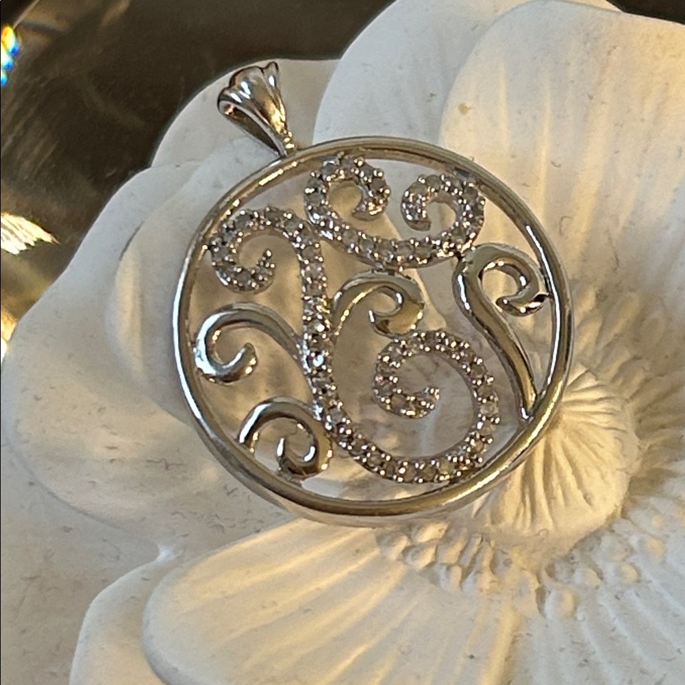Heng Ngai Diamond Filagree Circle Pendant